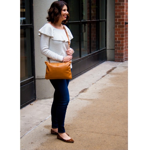 Holly and Tanager Womens Creme 100%‎ Genuine Leather Companion Max Crossbody Bag - Picture 16 of 16